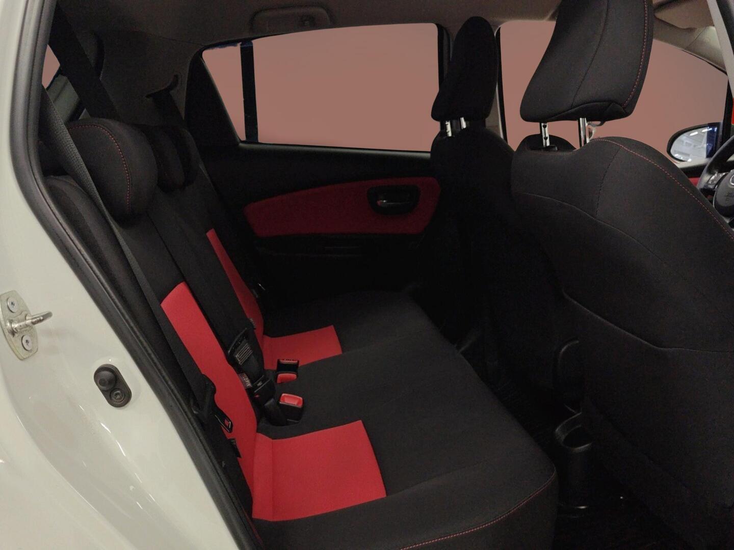 TOYOTA Yaris 2015