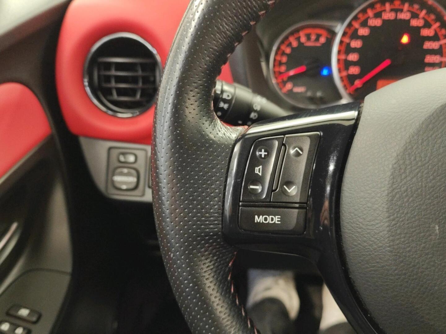 TOYOTA Yaris 2015