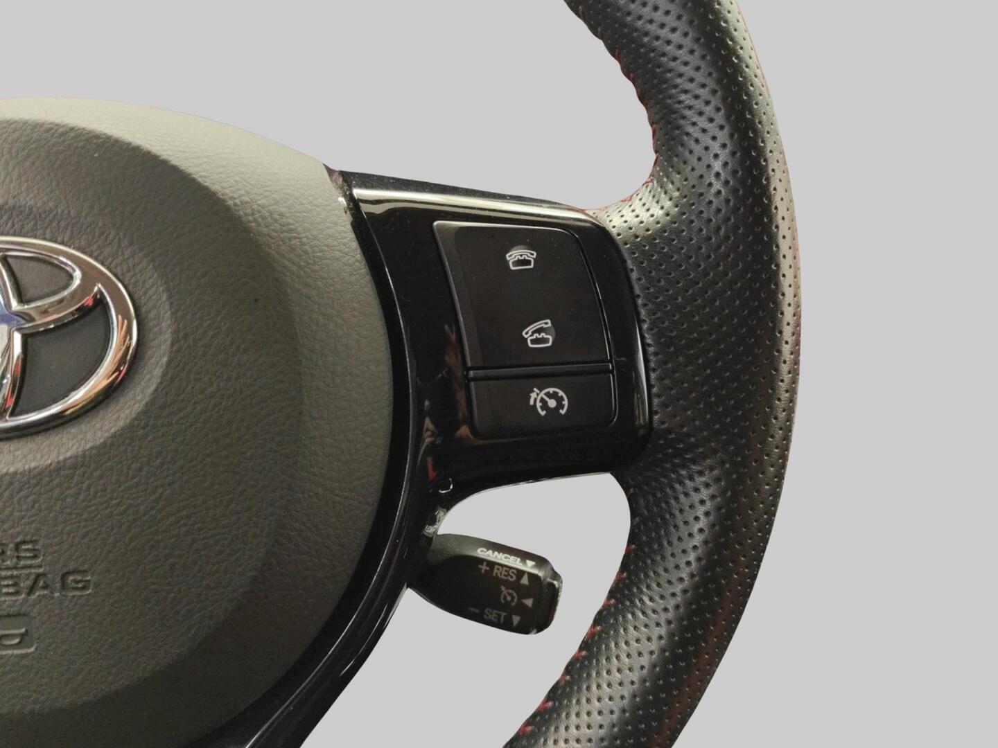TOYOTA Yaris 2015