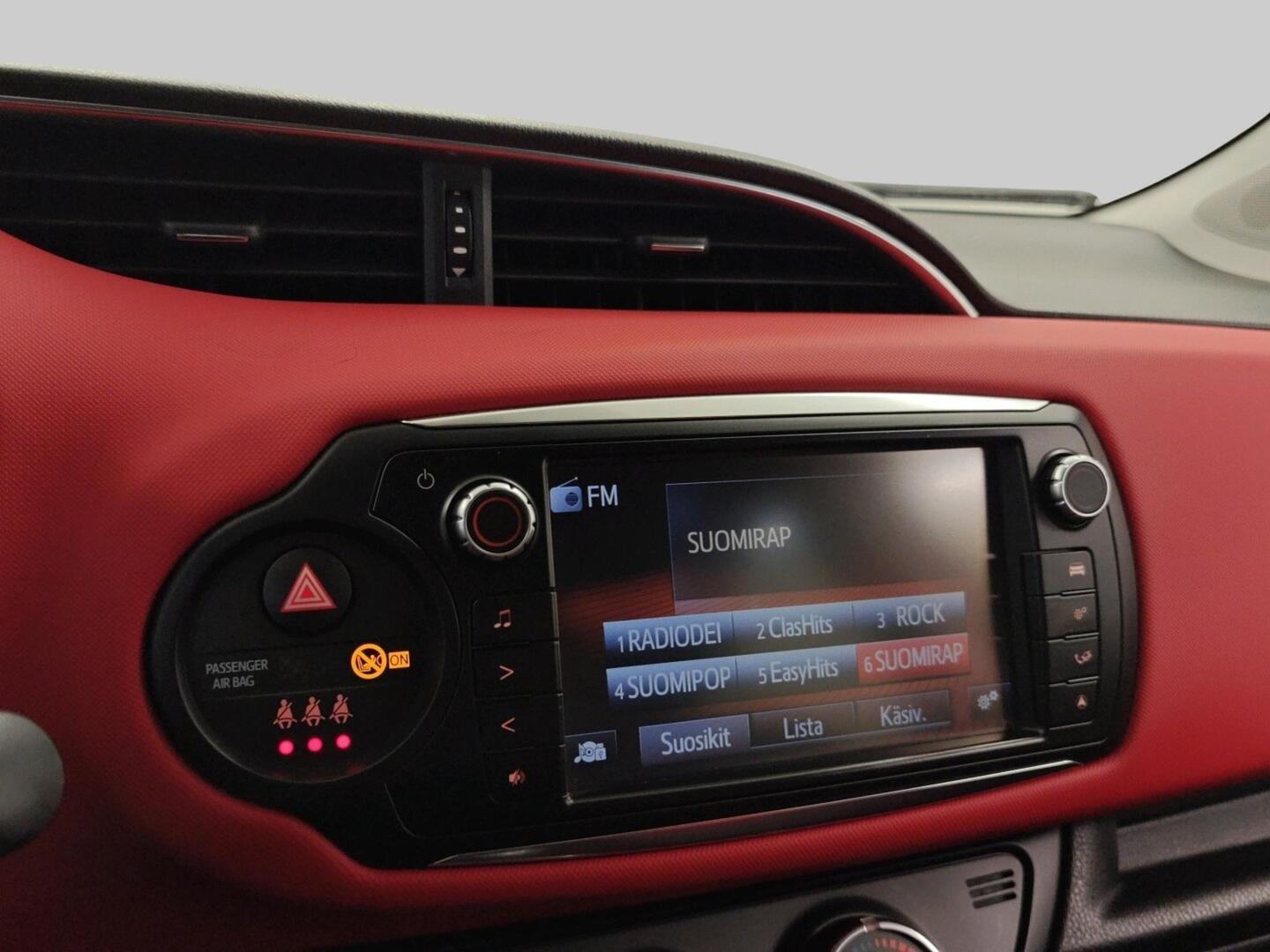 TOYOTA Yaris 2015
