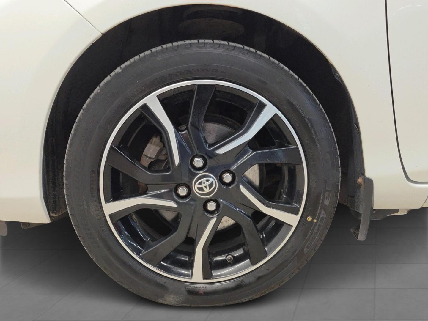 TOYOTA Yaris 2015