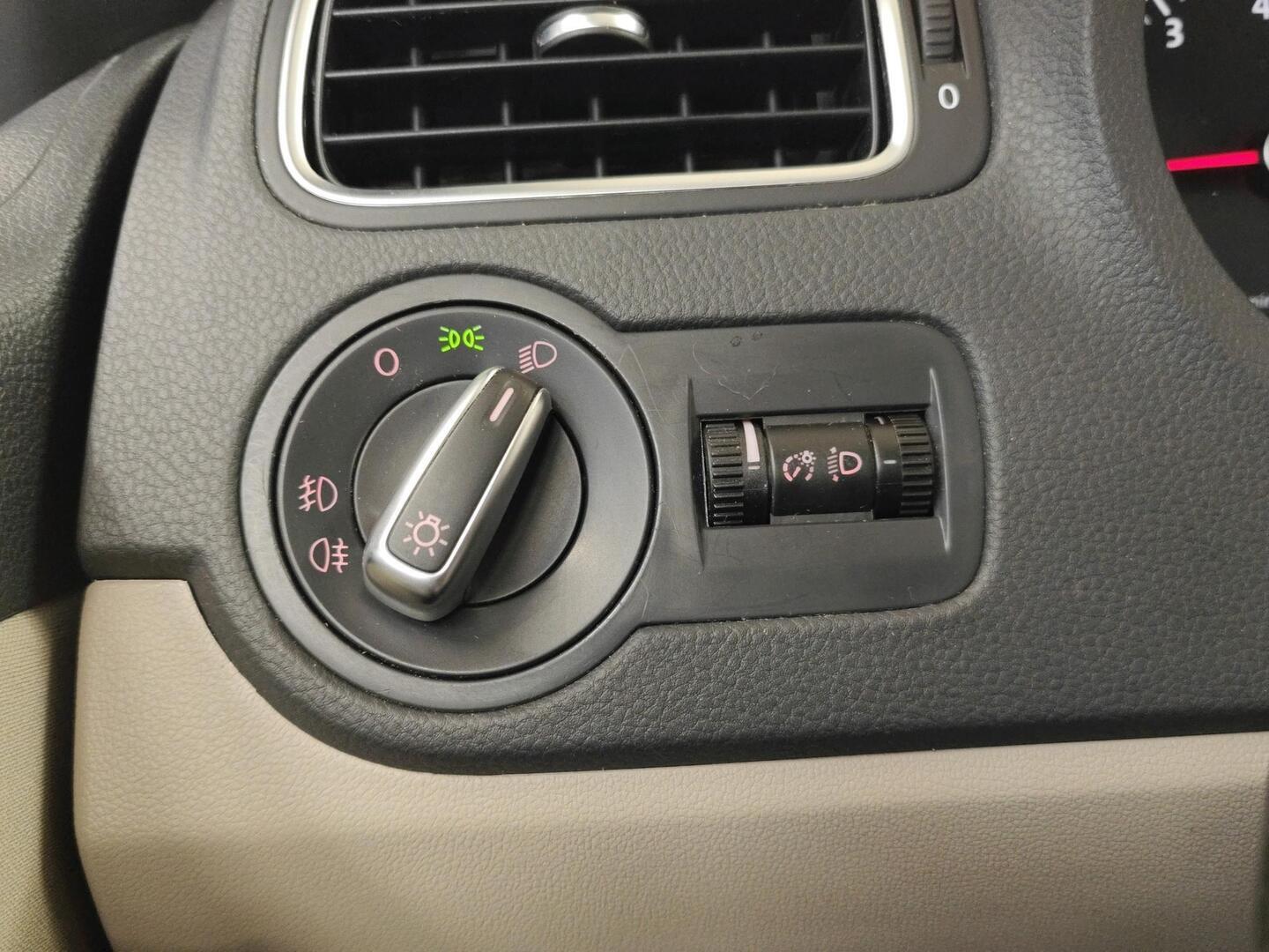 VOLKSWAGEN Polo 2010