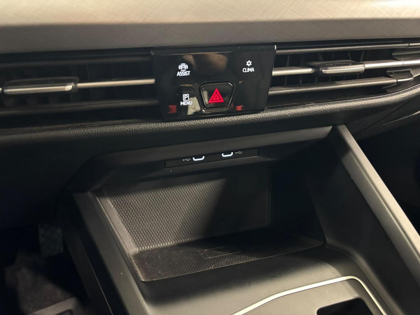 VOLKSWAGEN Golf 2023