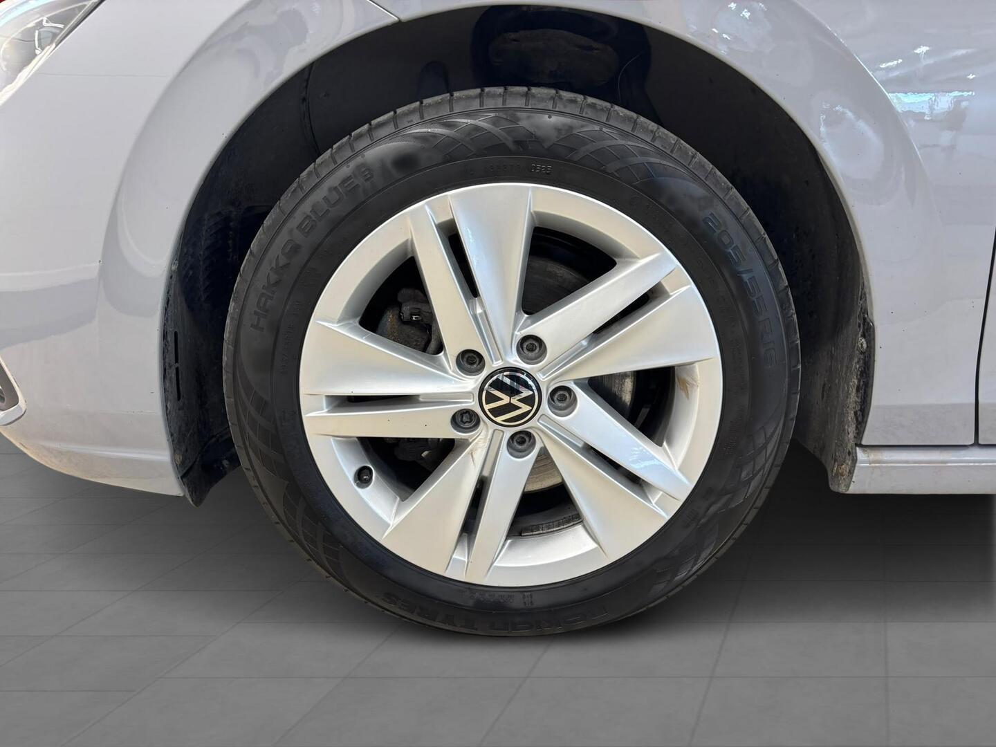 VOLKSWAGEN Golf 2023