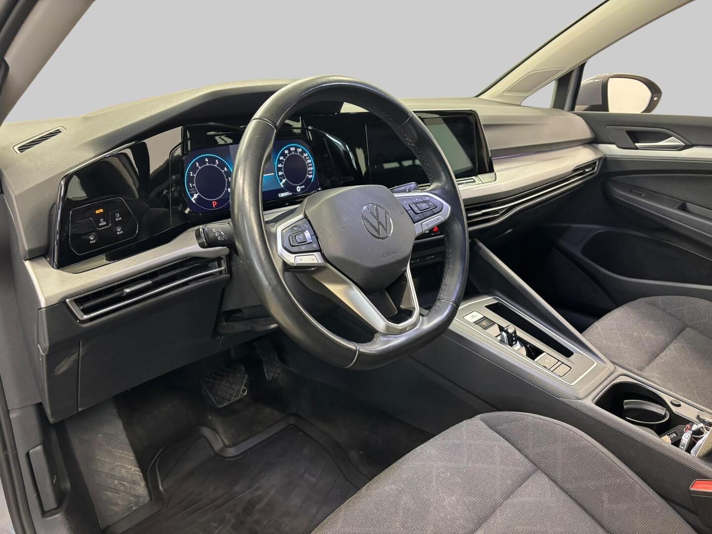 VOLKSWAGEN Golf 2023