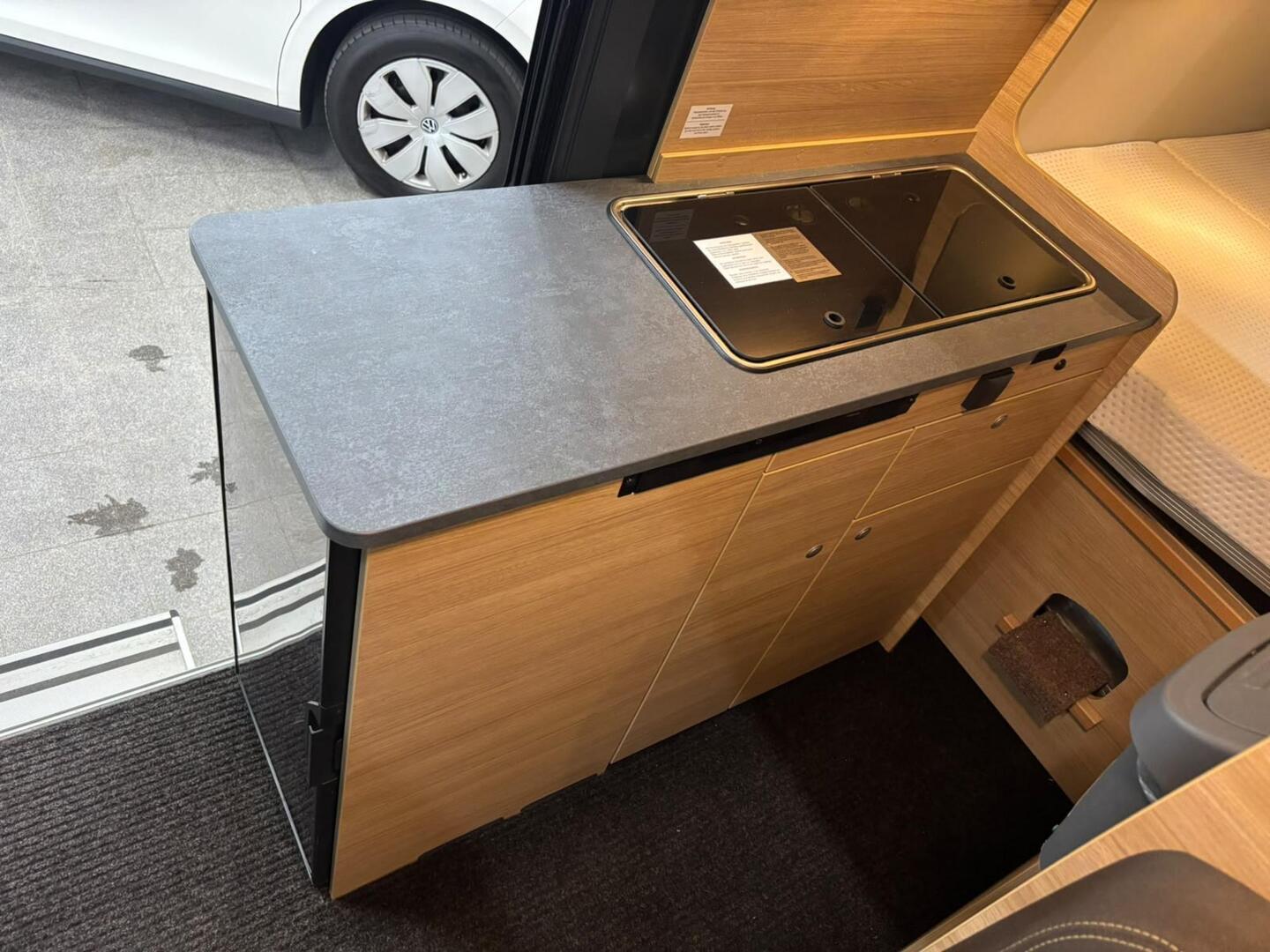 ROADCAR VAN R 600 2024