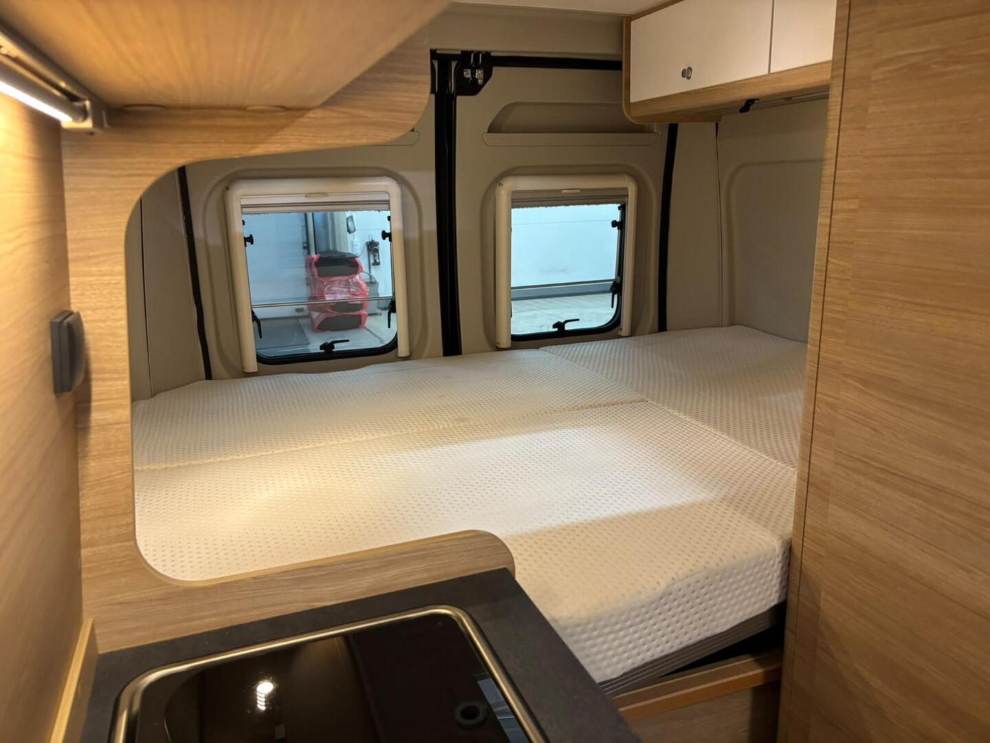 ROADCAR VAN R 600 2024