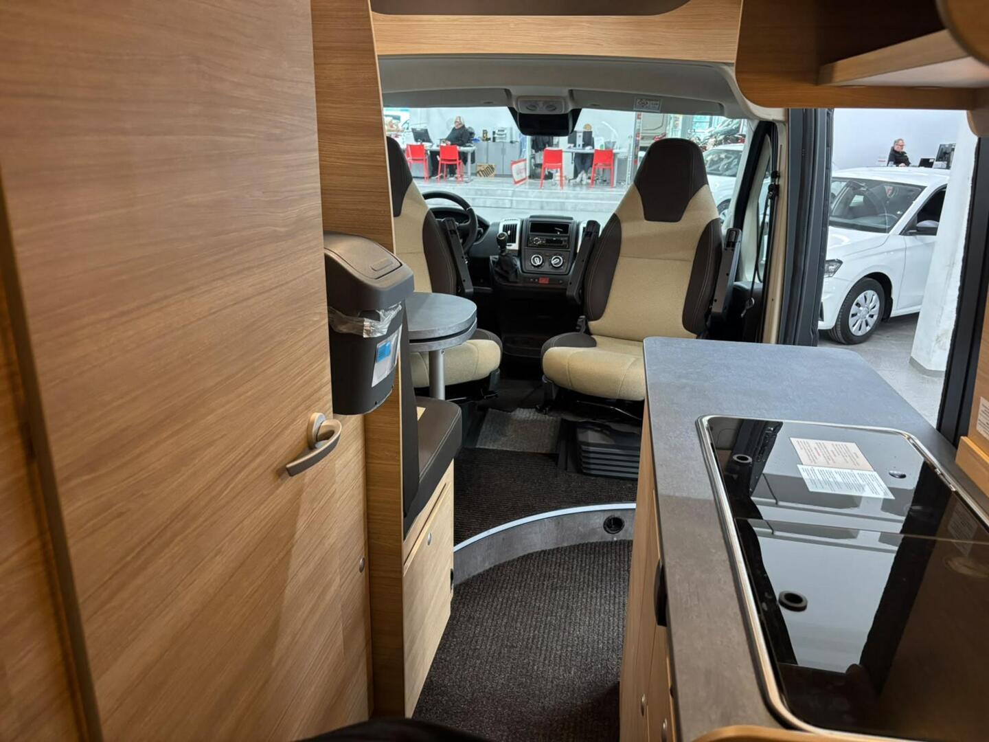 ROADCAR VAN R 600 2024