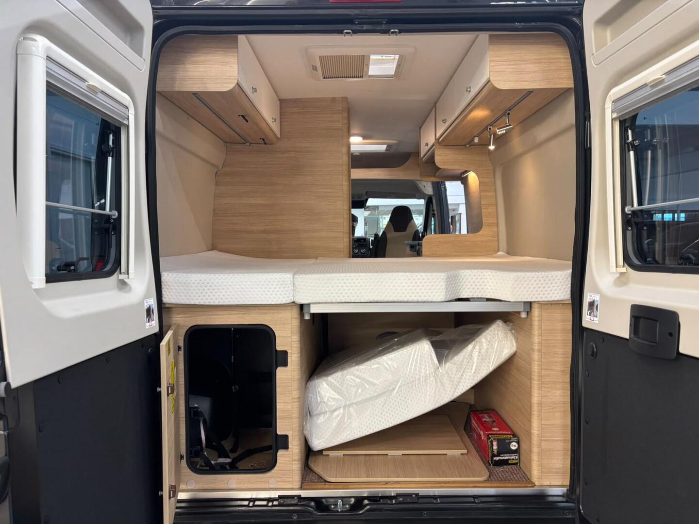 ROADCAR VAN R 600 2024