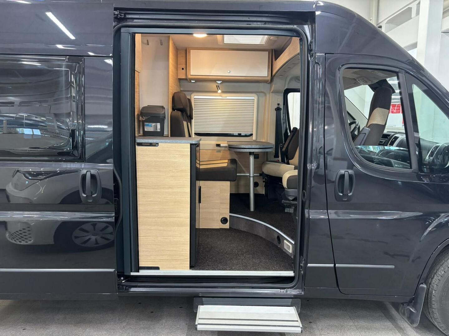 ROADCAR VAN R 600 2024