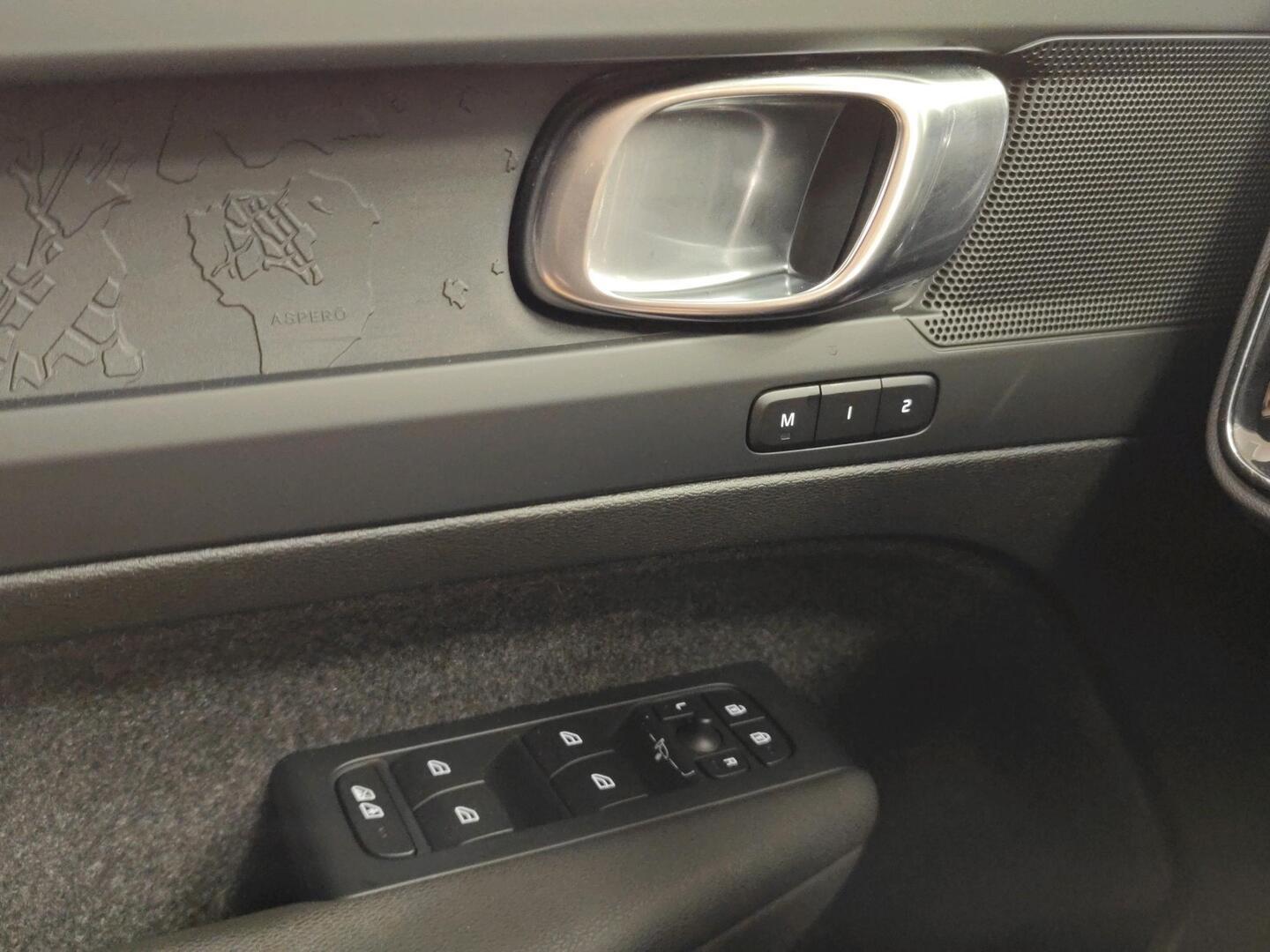 VOLVO XC40 2023