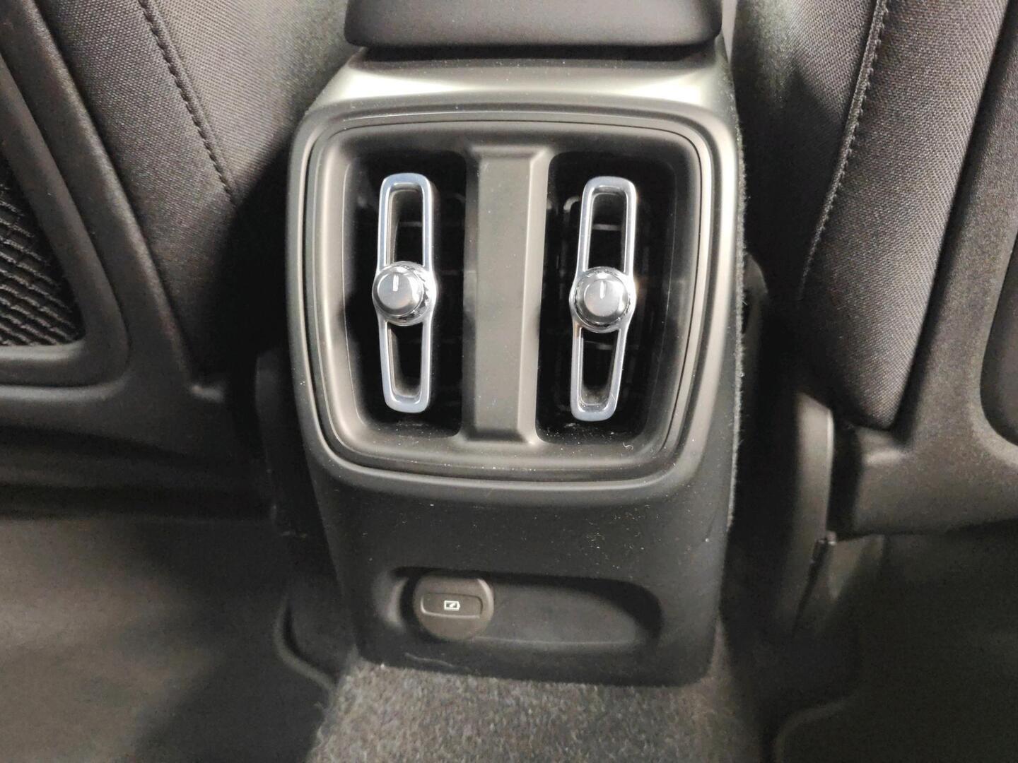 VOLVO XC40 2023