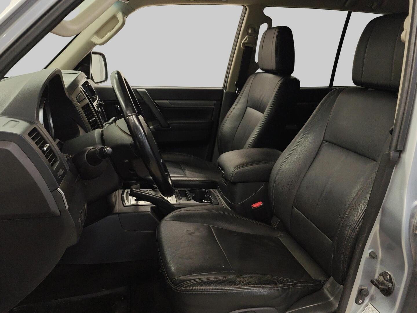 MITSUBISHI Pajero 2016