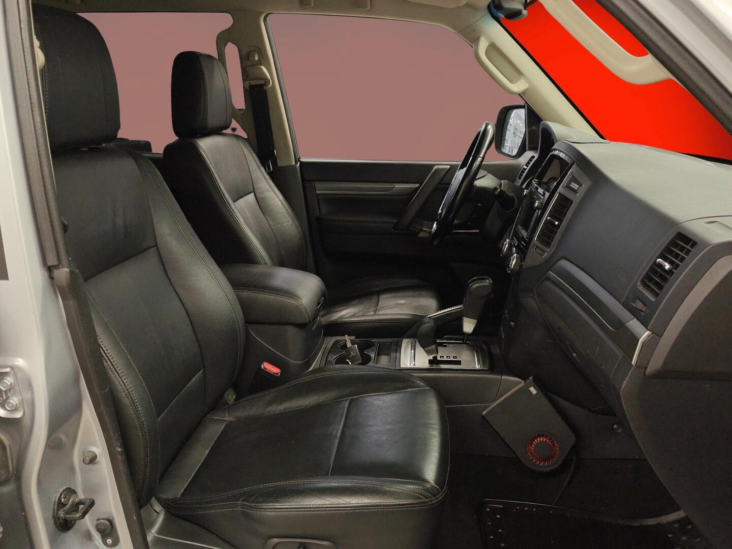 MITSUBISHI Pajero 2016