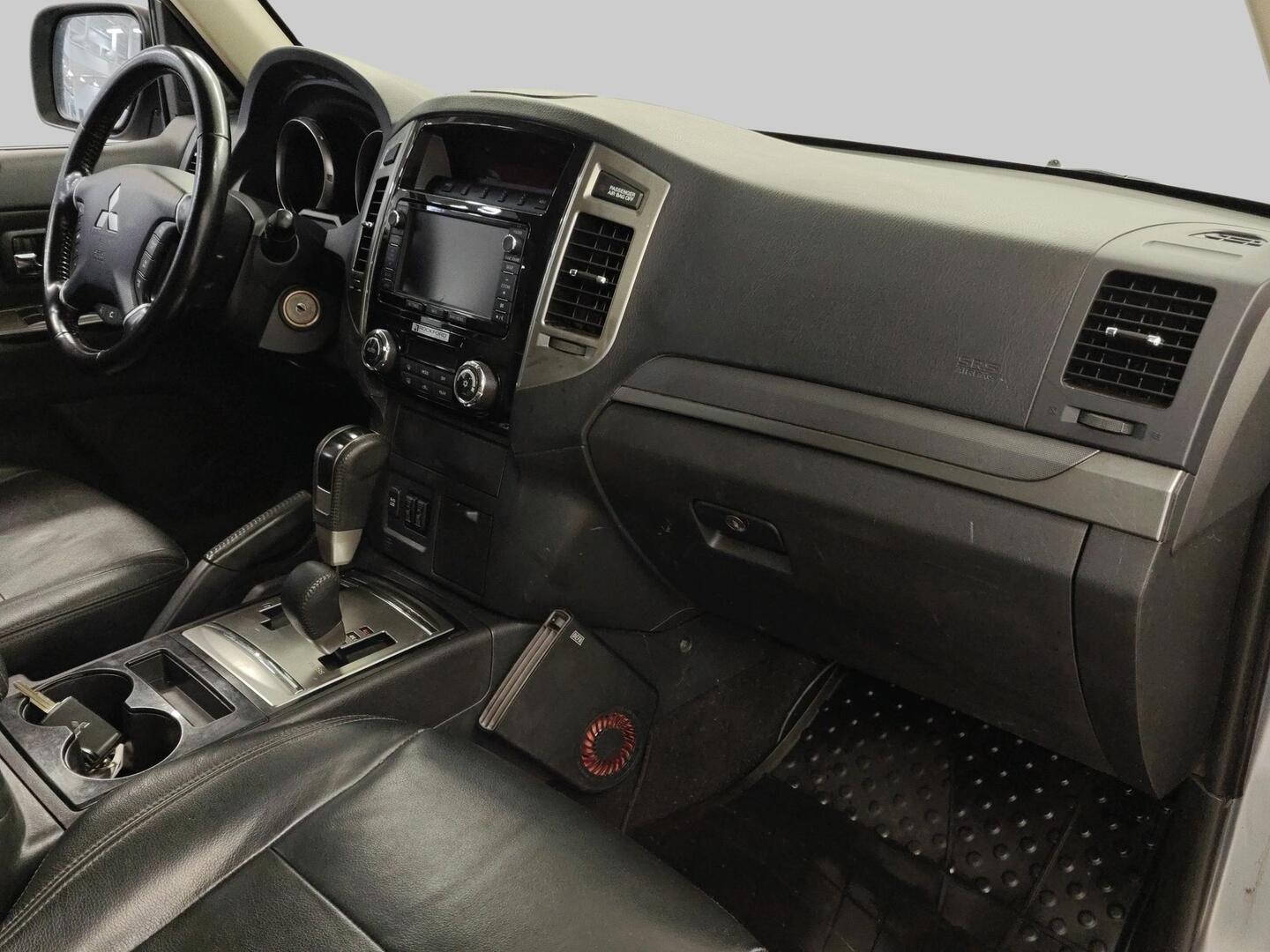 MITSUBISHI Pajero 2016