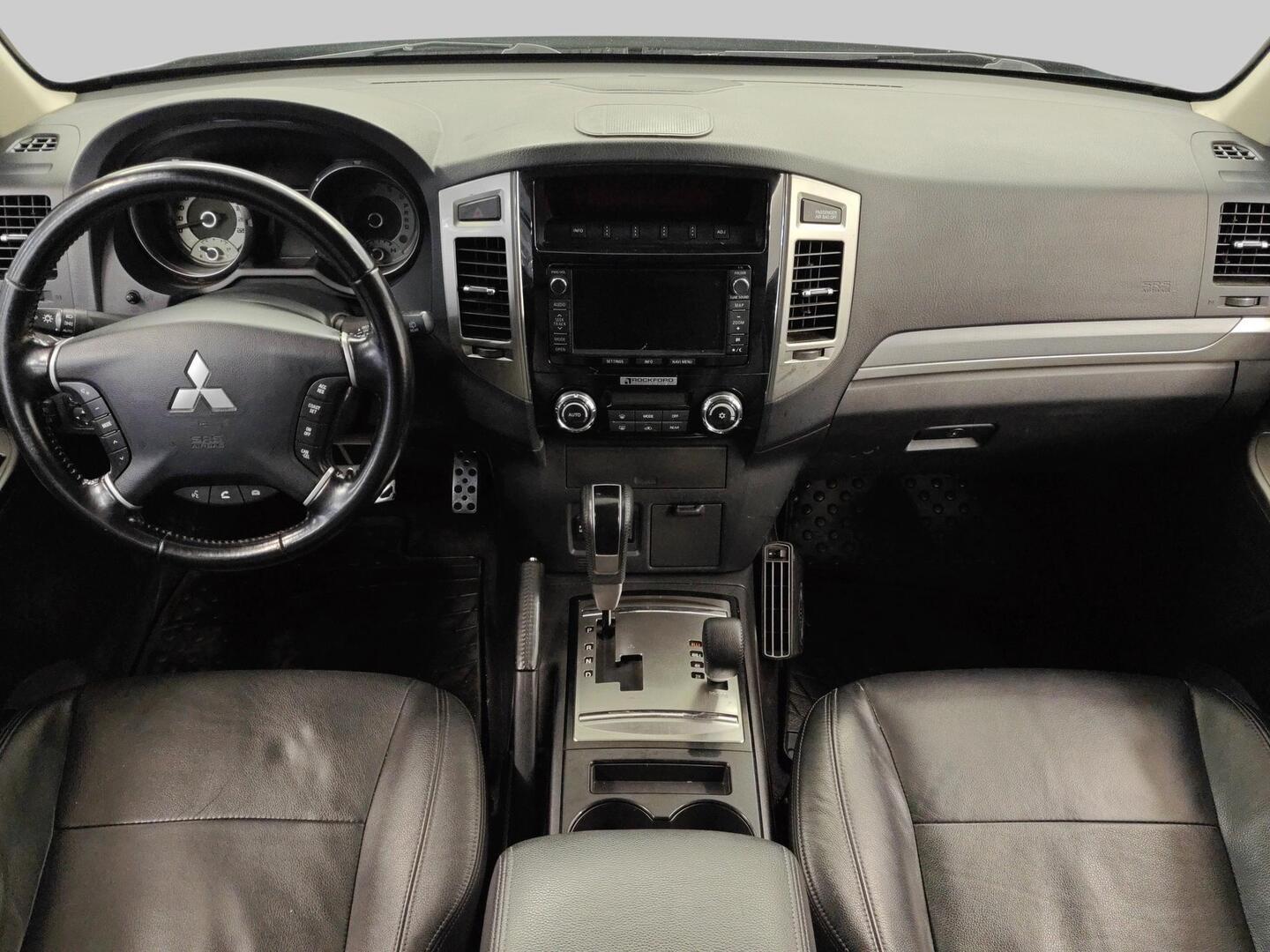 MITSUBISHI Pajero 2016