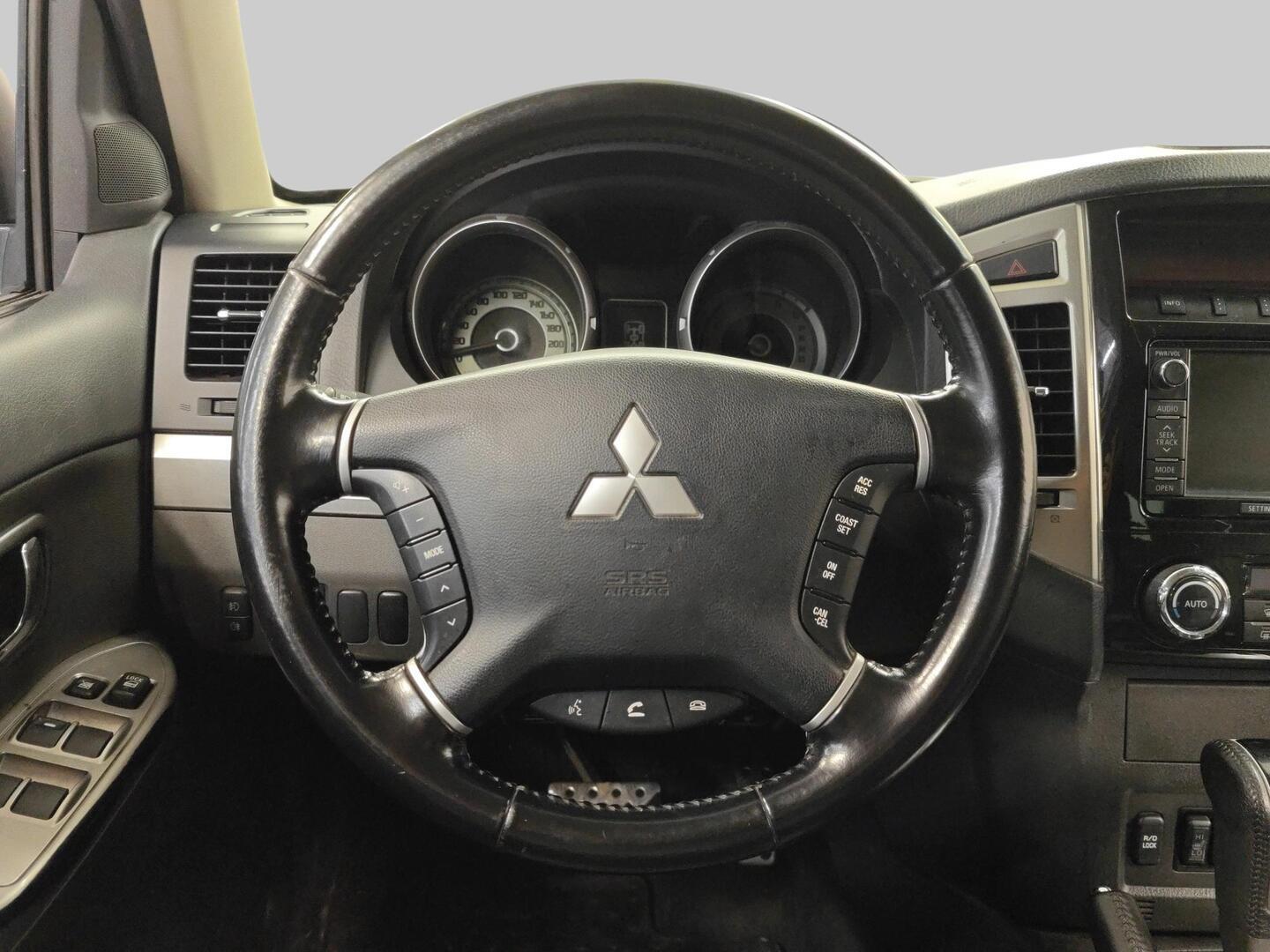 MITSUBISHI Pajero 2016