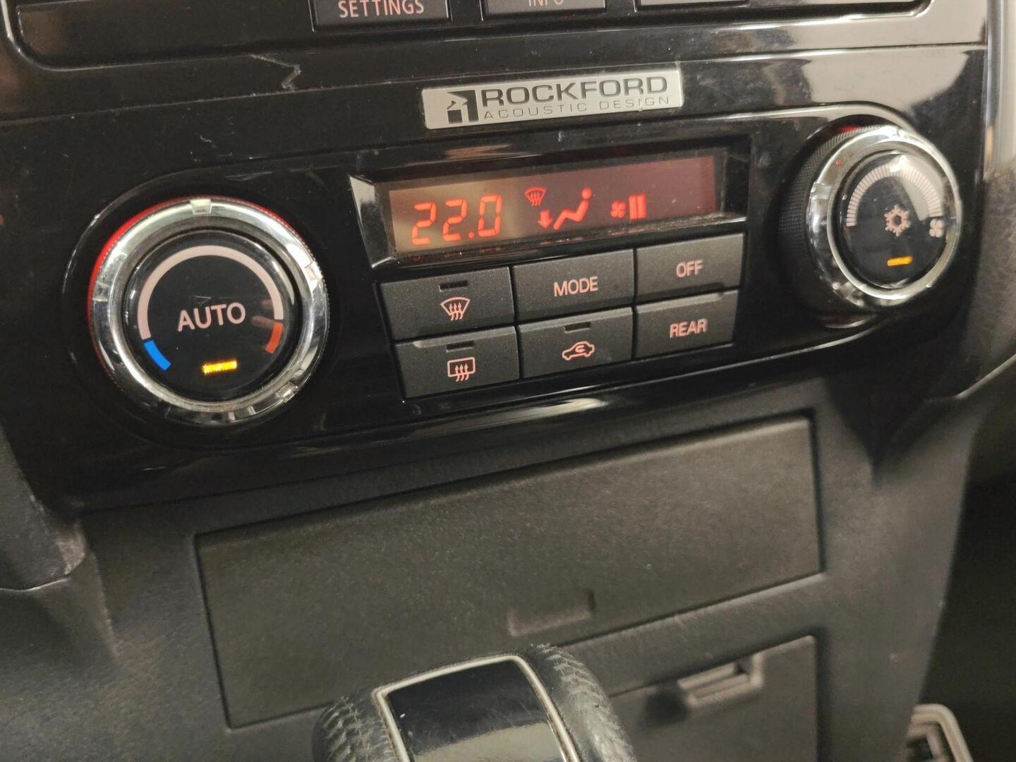 MITSUBISHI Pajero 2016