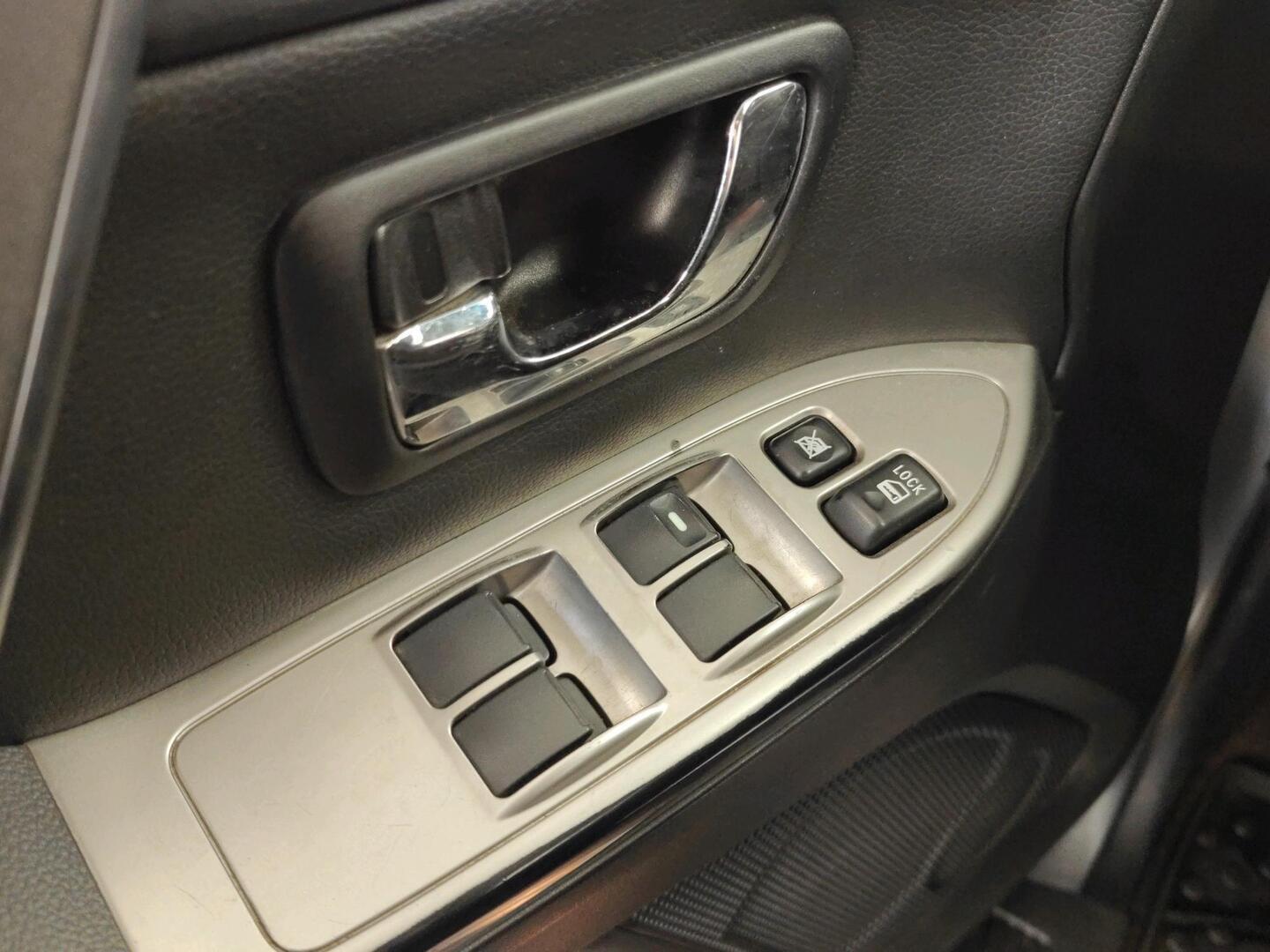 MITSUBISHI Pajero 2016