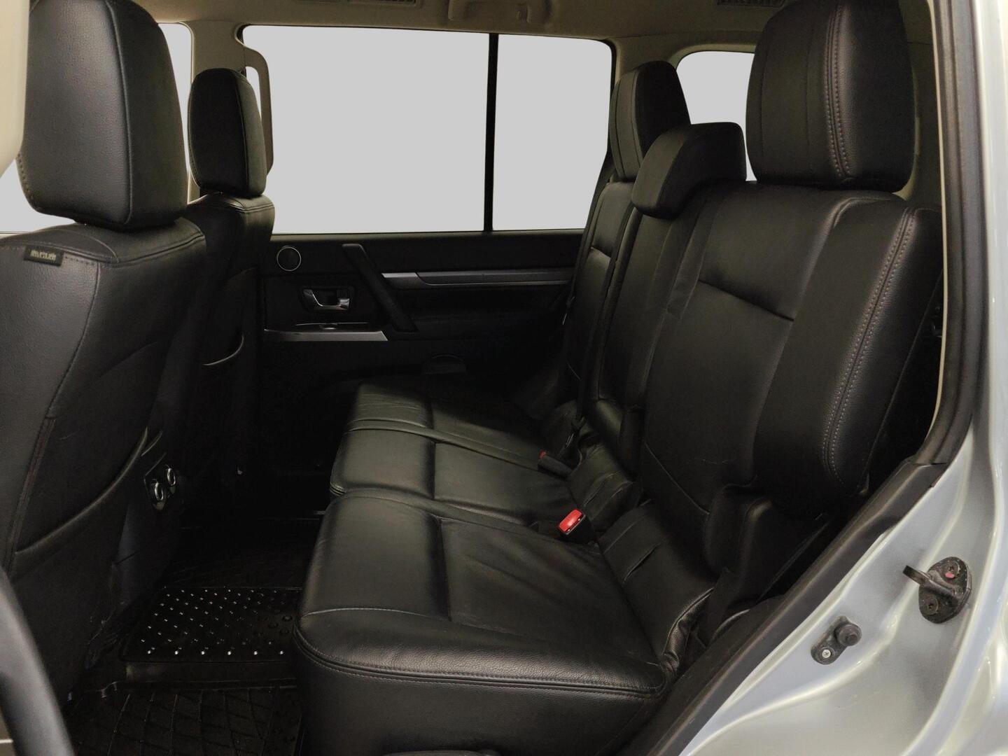 MITSUBISHI Pajero 2016