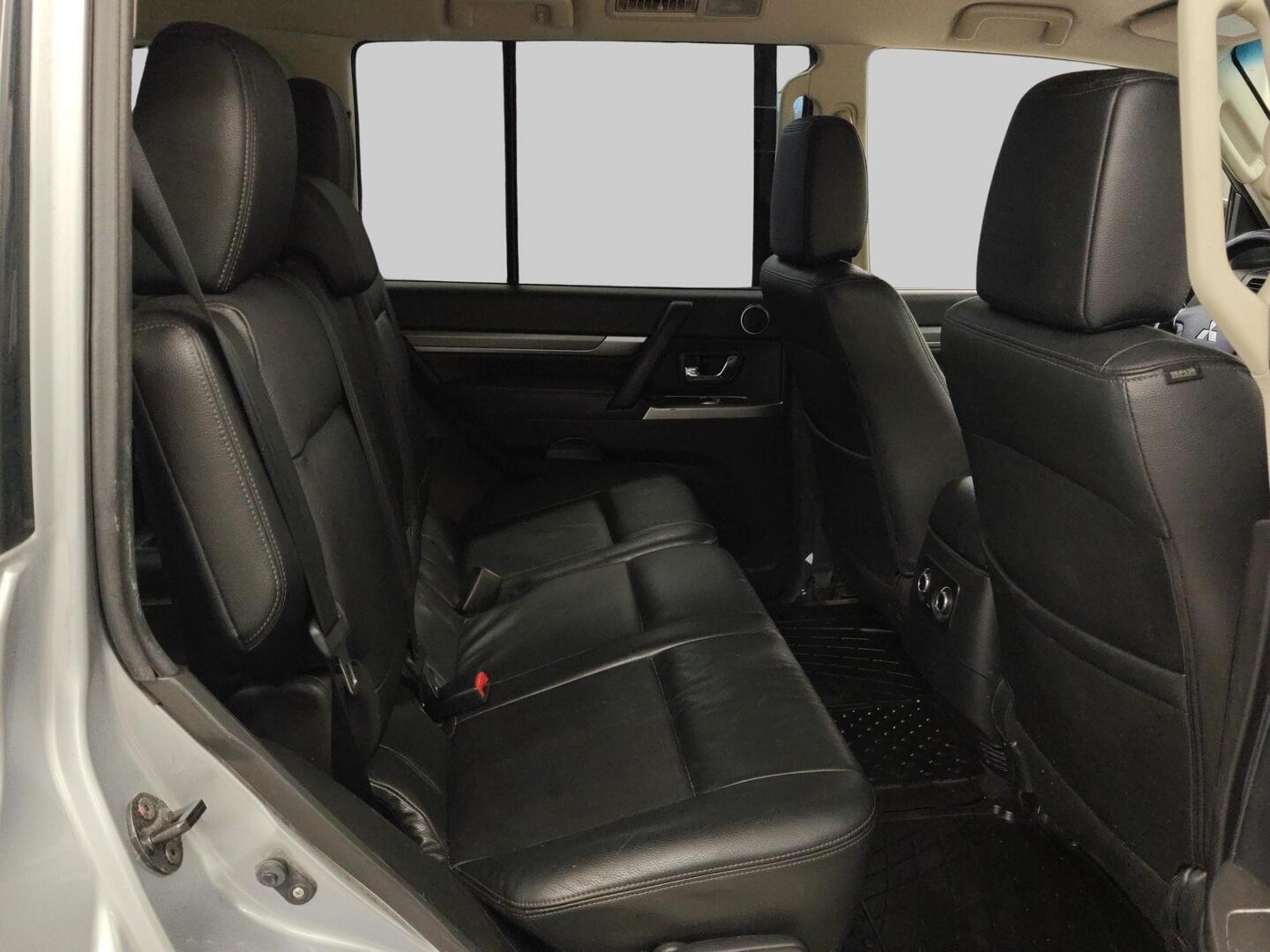 MITSUBISHI Pajero 2016