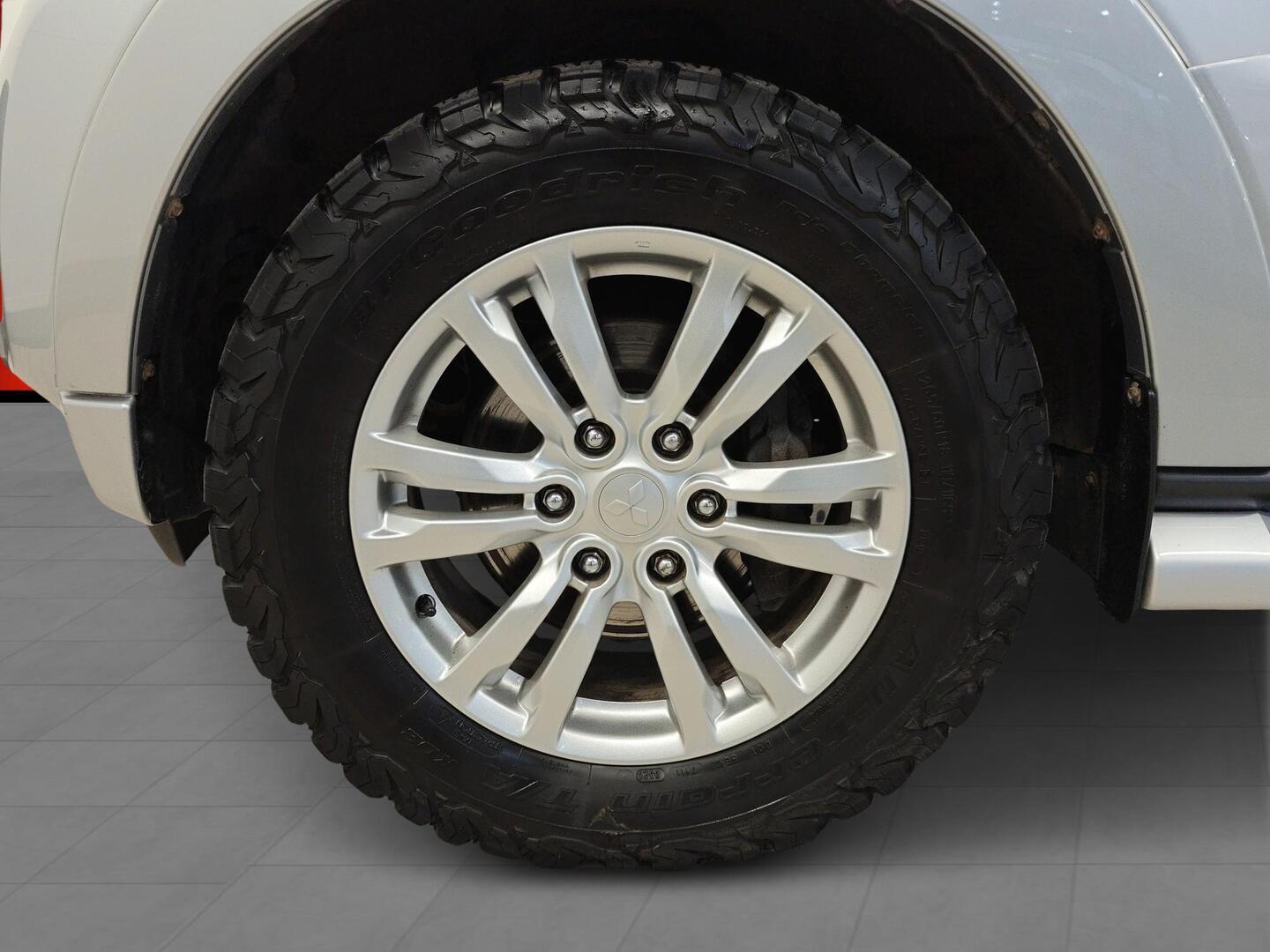 MITSUBISHI Pajero 2016