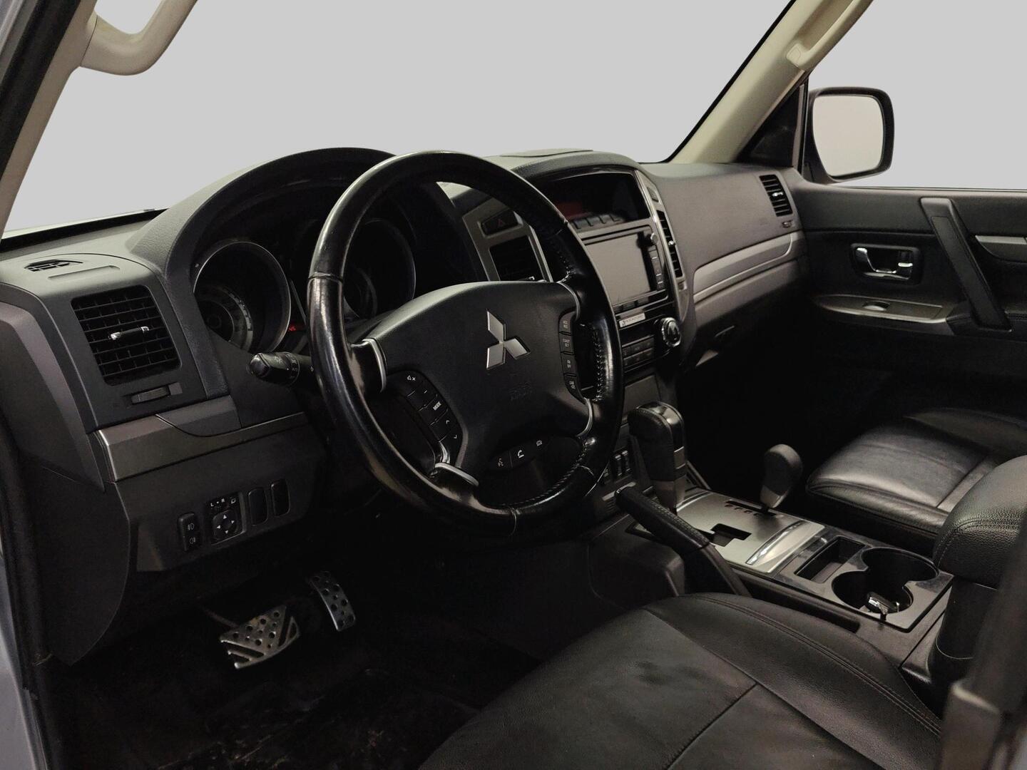MITSUBISHI Pajero 2016
