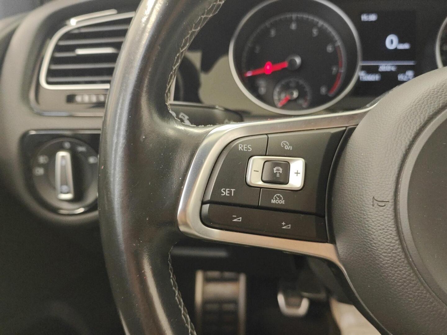VOLKSWAGEN Golf 2016