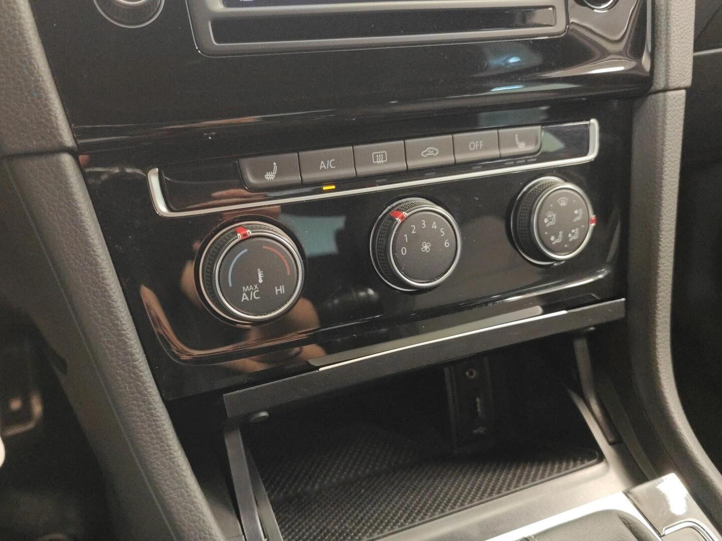 VOLKSWAGEN Golf 2016