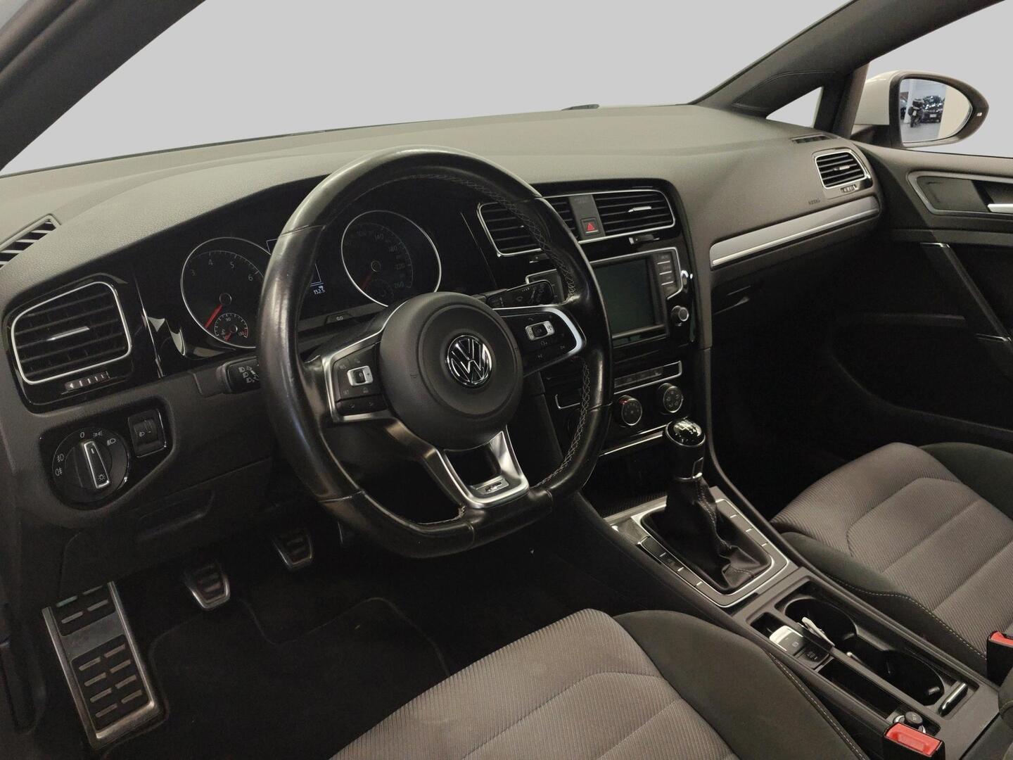 VOLKSWAGEN Golf 2016