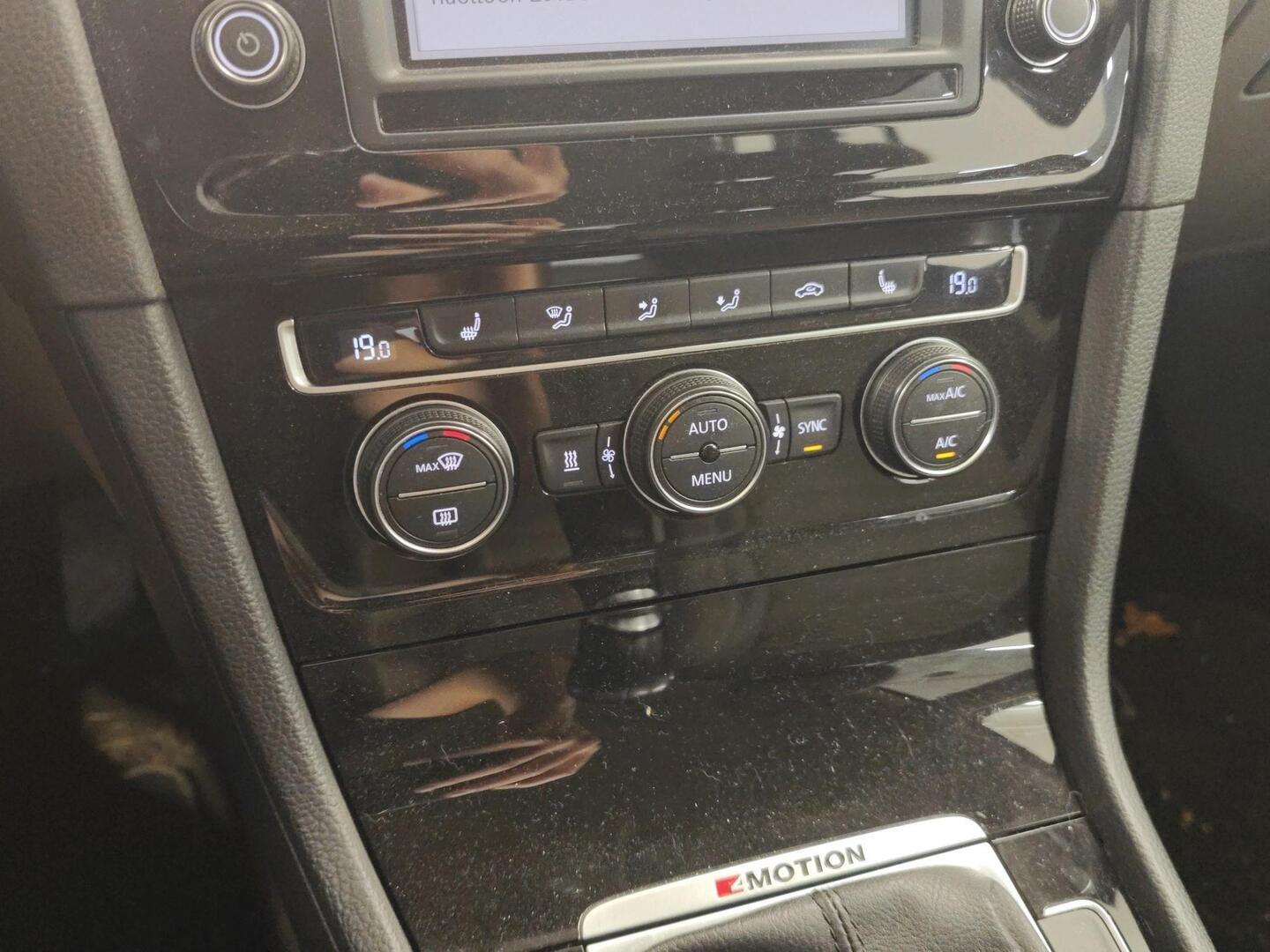 VOLKSWAGEN Golf 2015