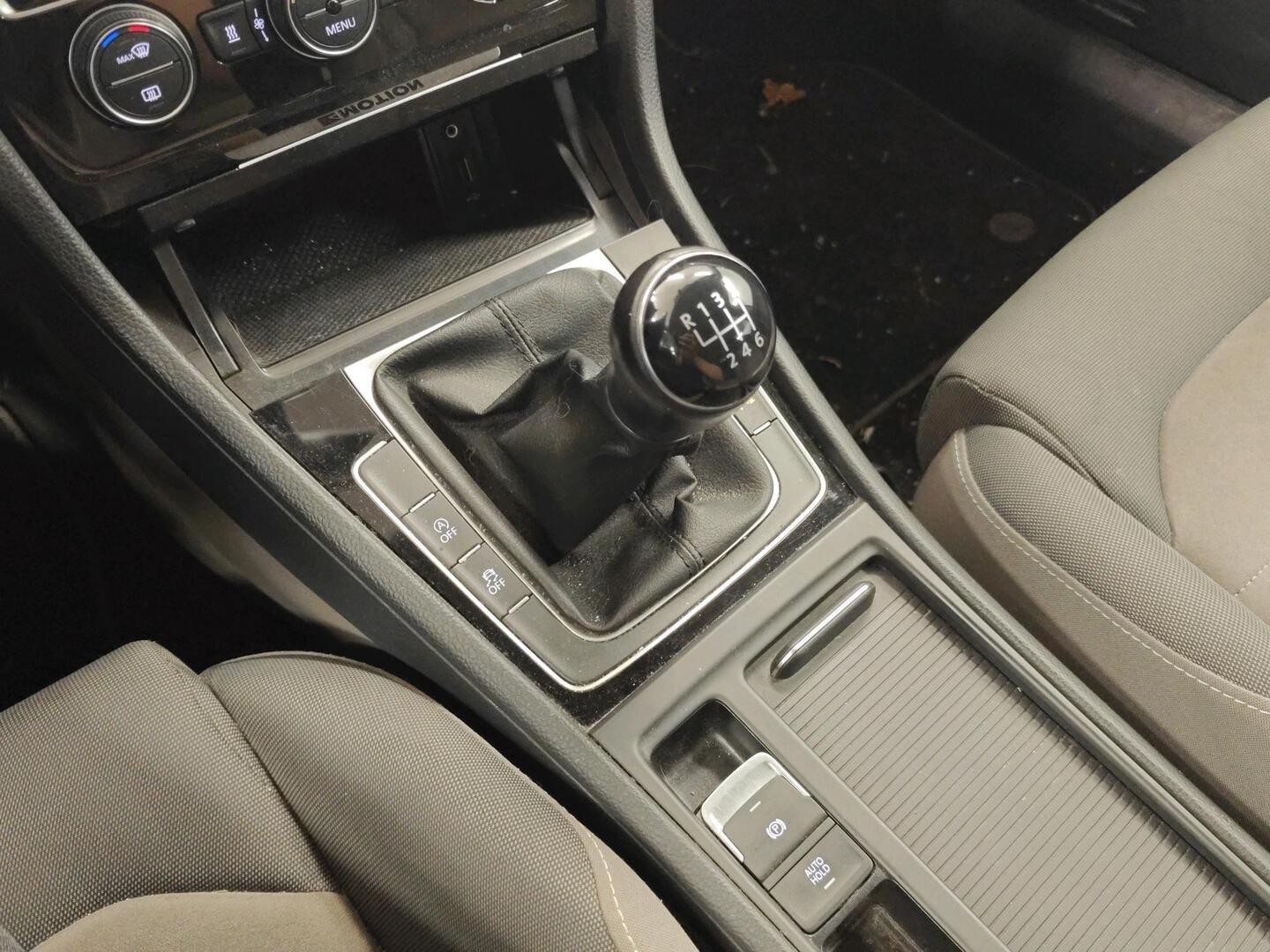 VOLKSWAGEN Golf 2015