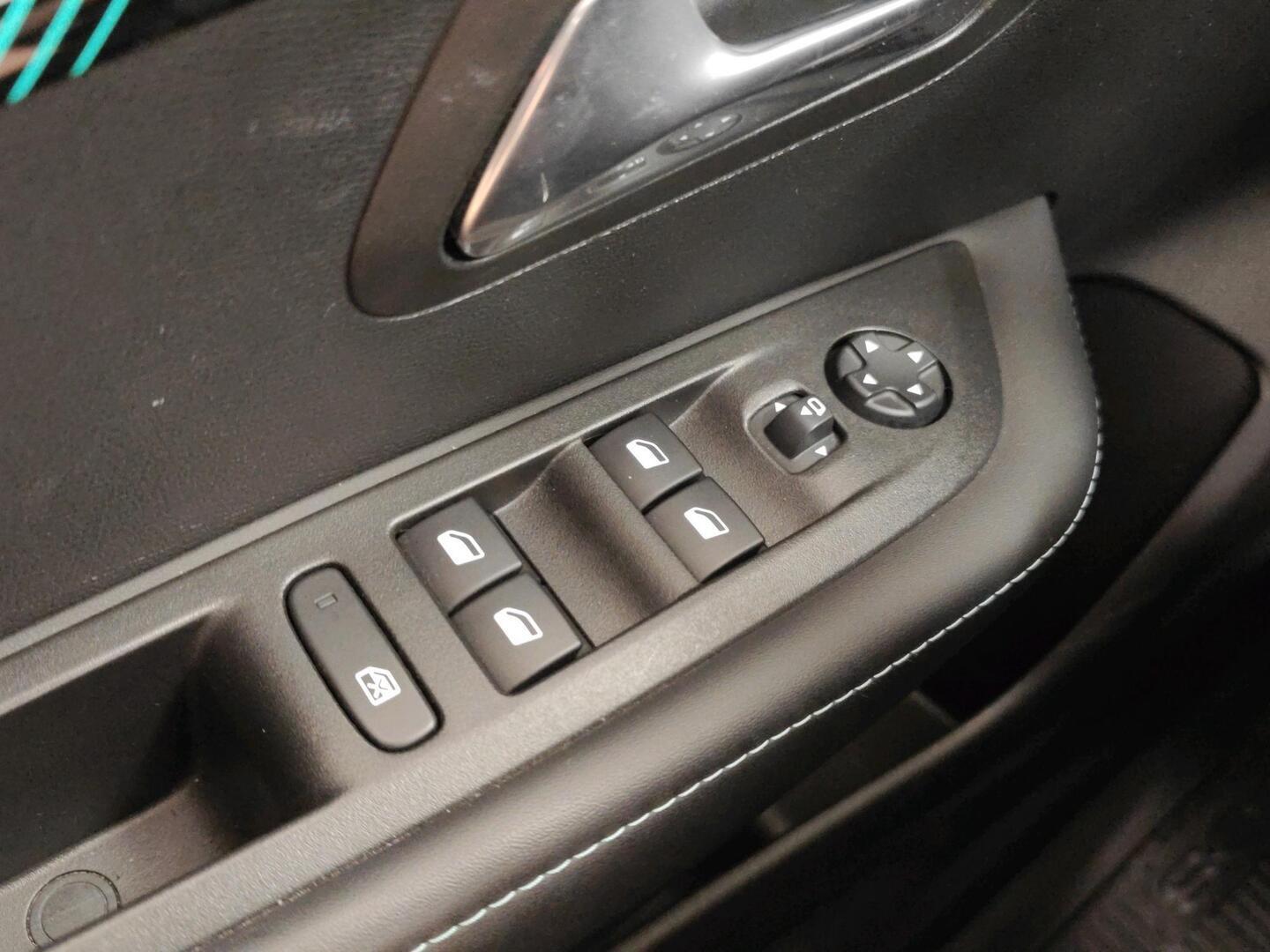 PEUGEOT 208 2022