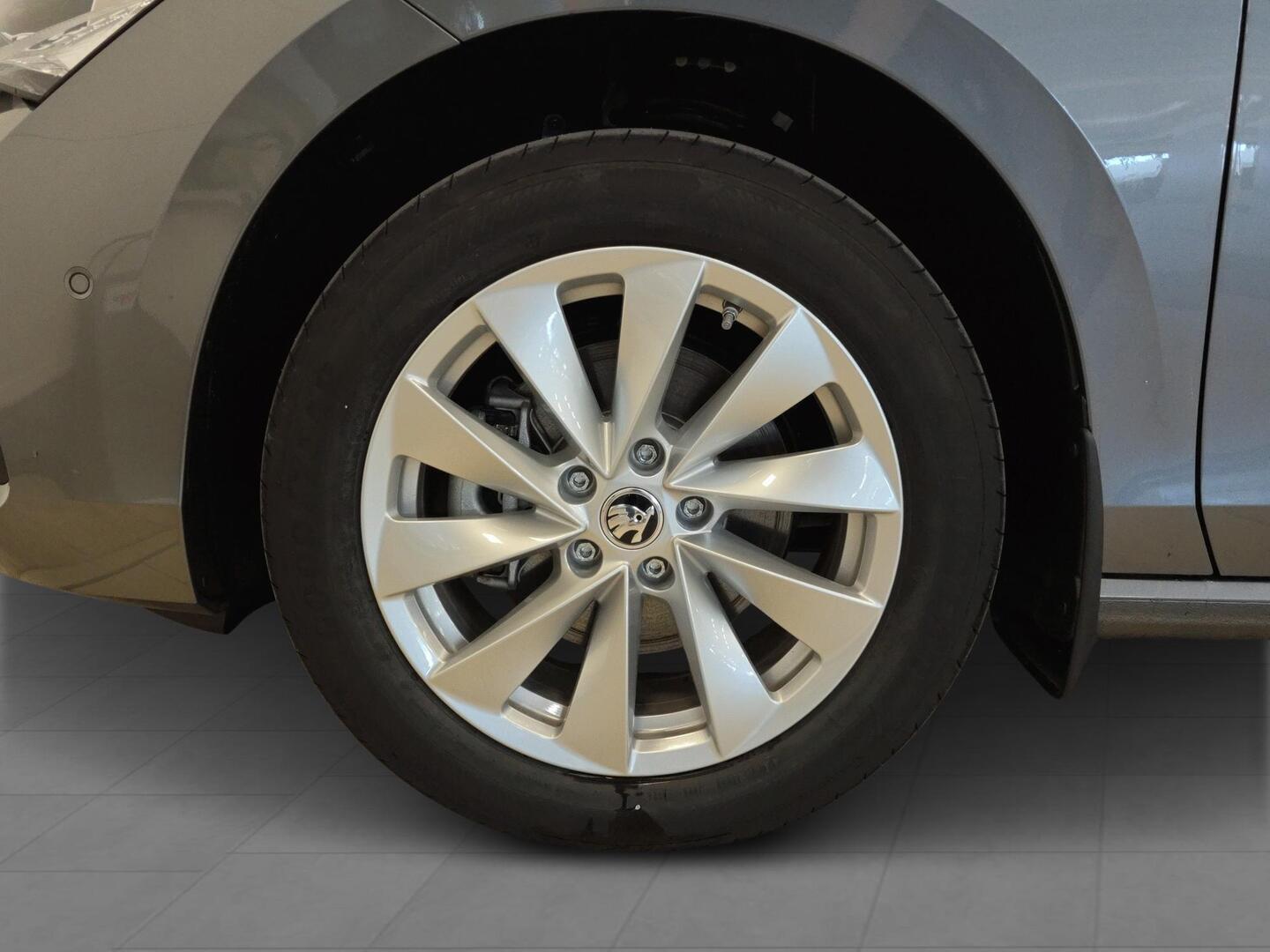 SKODA Superb 2025