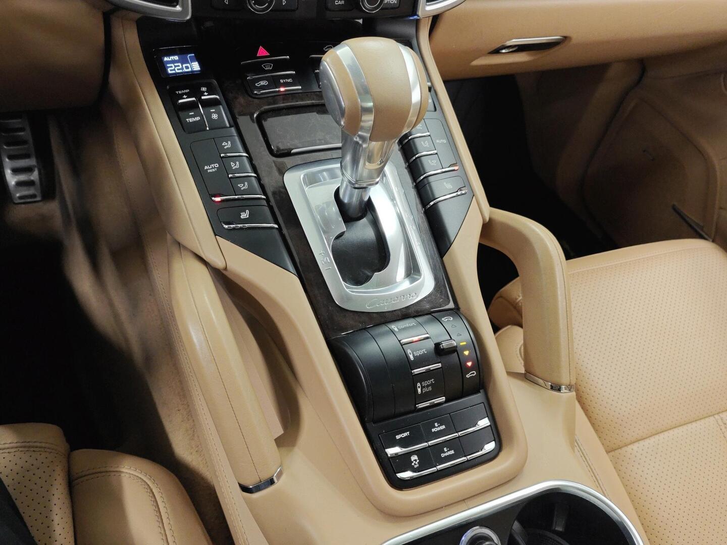 PORSCHE Cayenne 2015