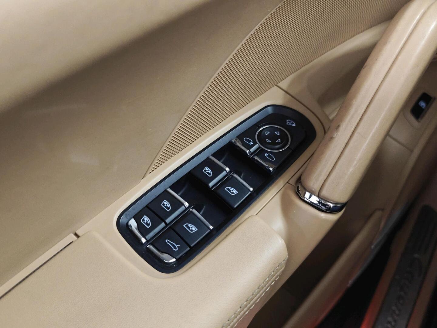 PORSCHE Cayenne 2015