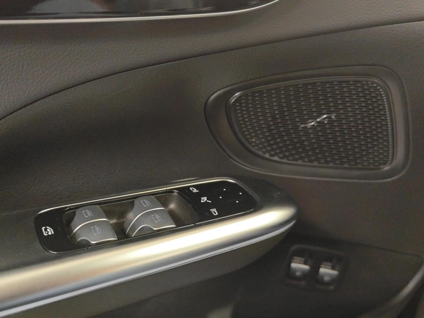 MERCEDES-BENZ C 2024