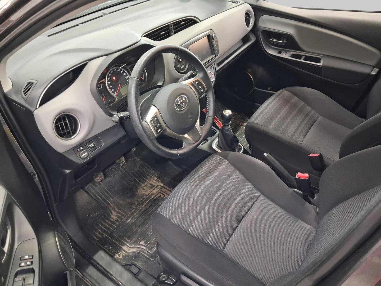 TOYOTA Yaris 2016