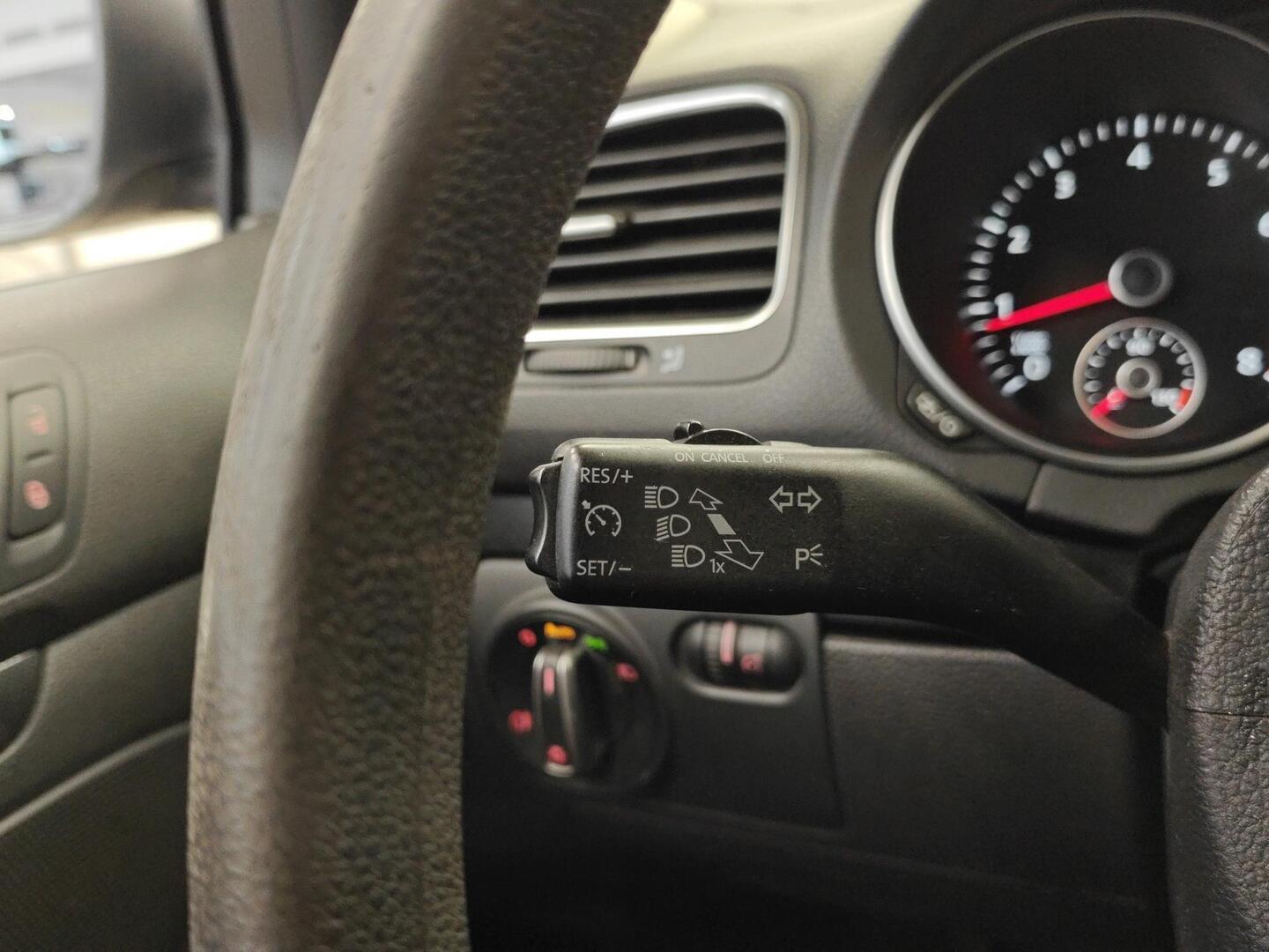 VOLKSWAGEN Golf 2012