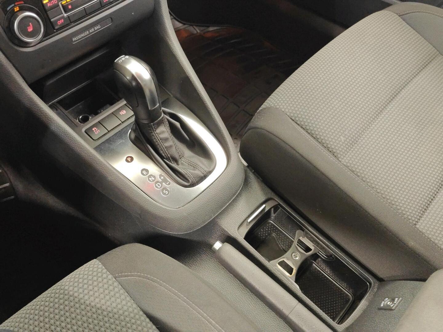 VOLKSWAGEN Golf 2012