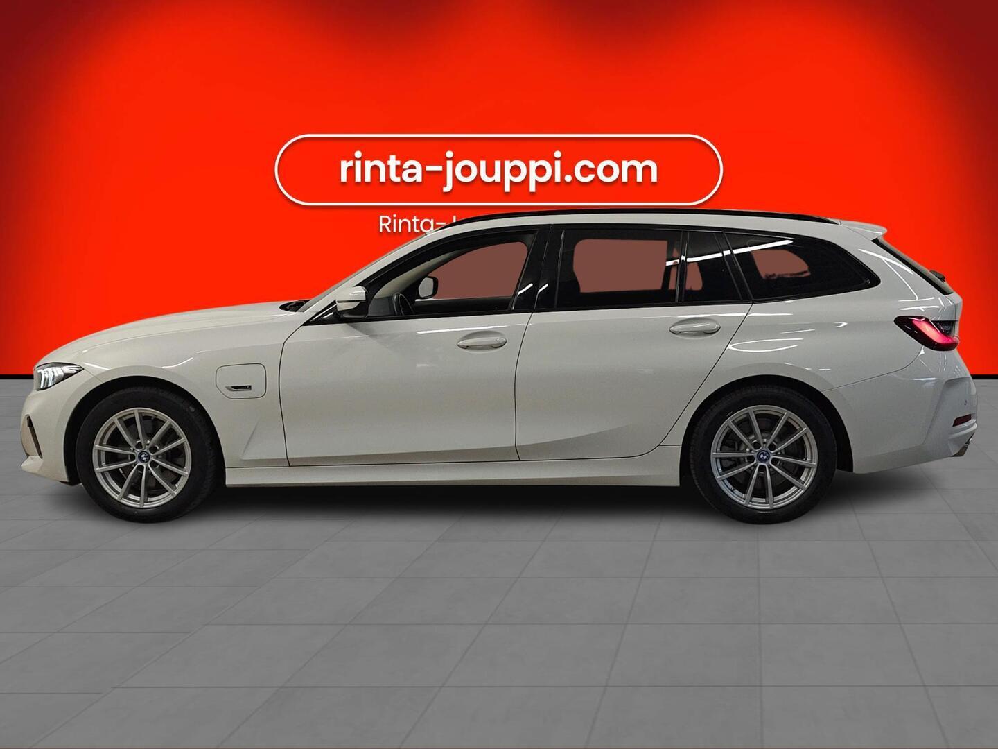 BMW 330 2022