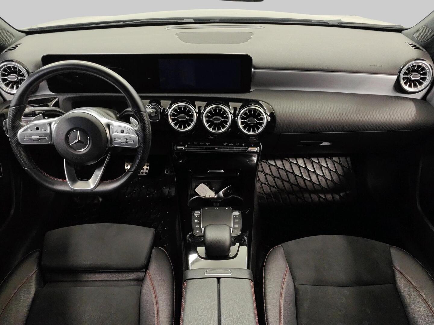 MERCEDES-BENZ A 2022