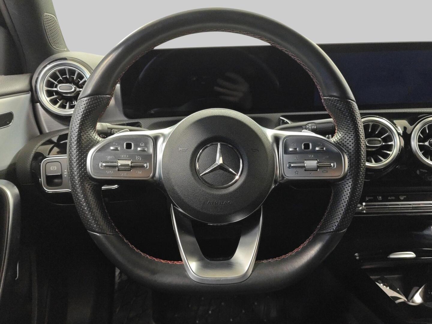 MERCEDES-BENZ A 2022