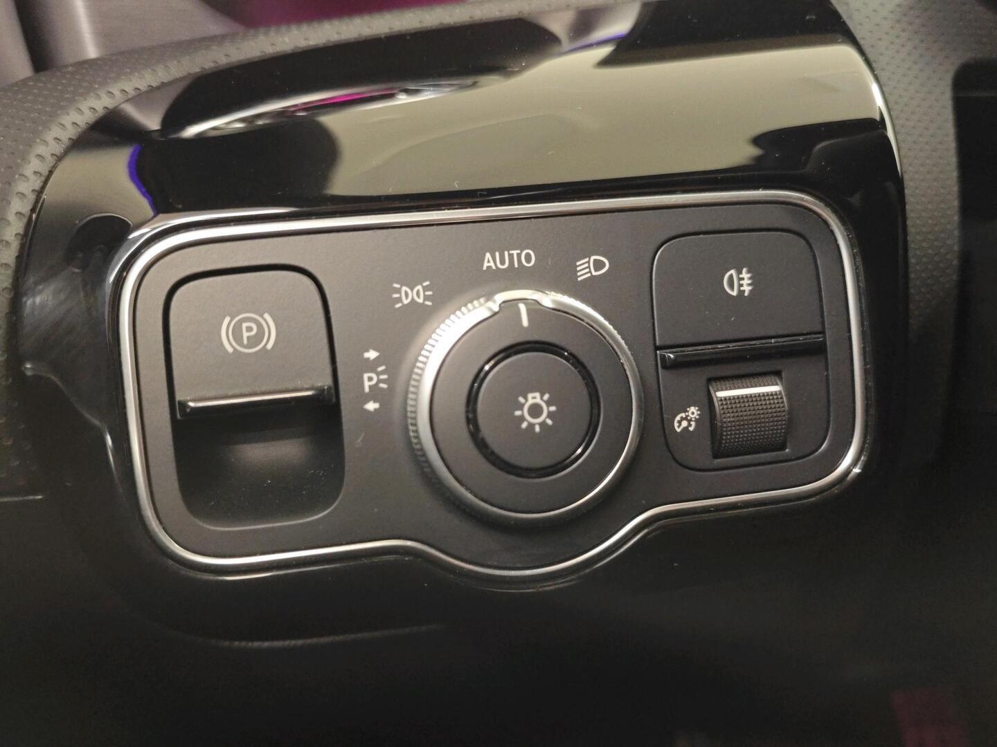 MERCEDES-BENZ A 2022