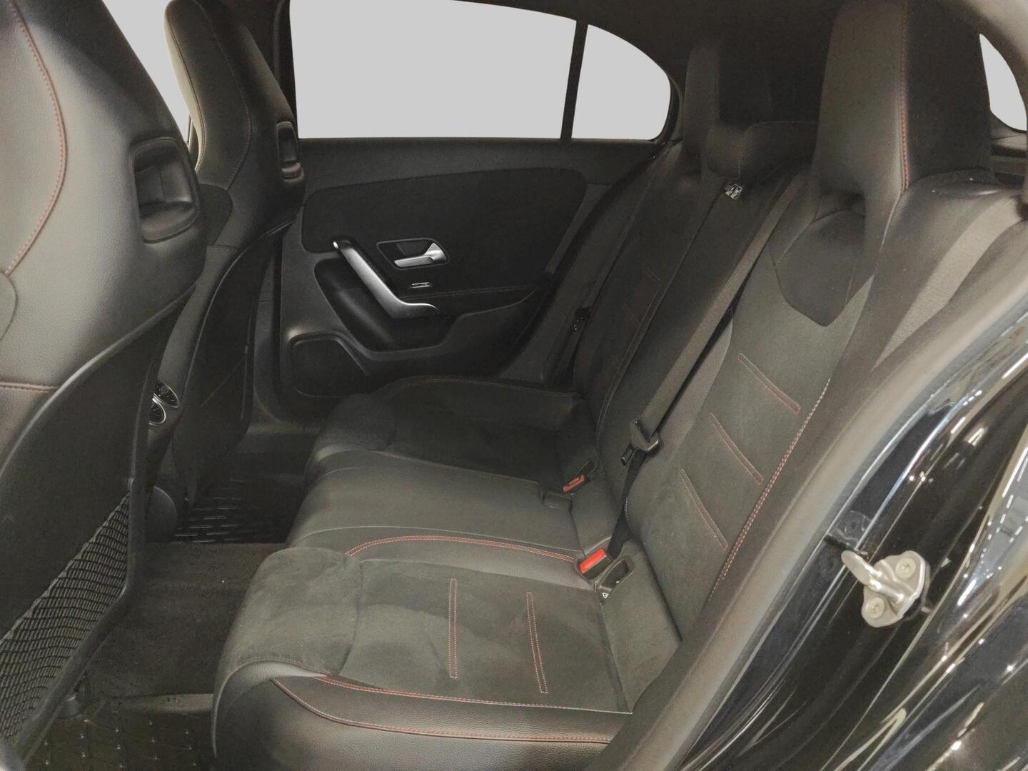 MERCEDES-BENZ A 2022