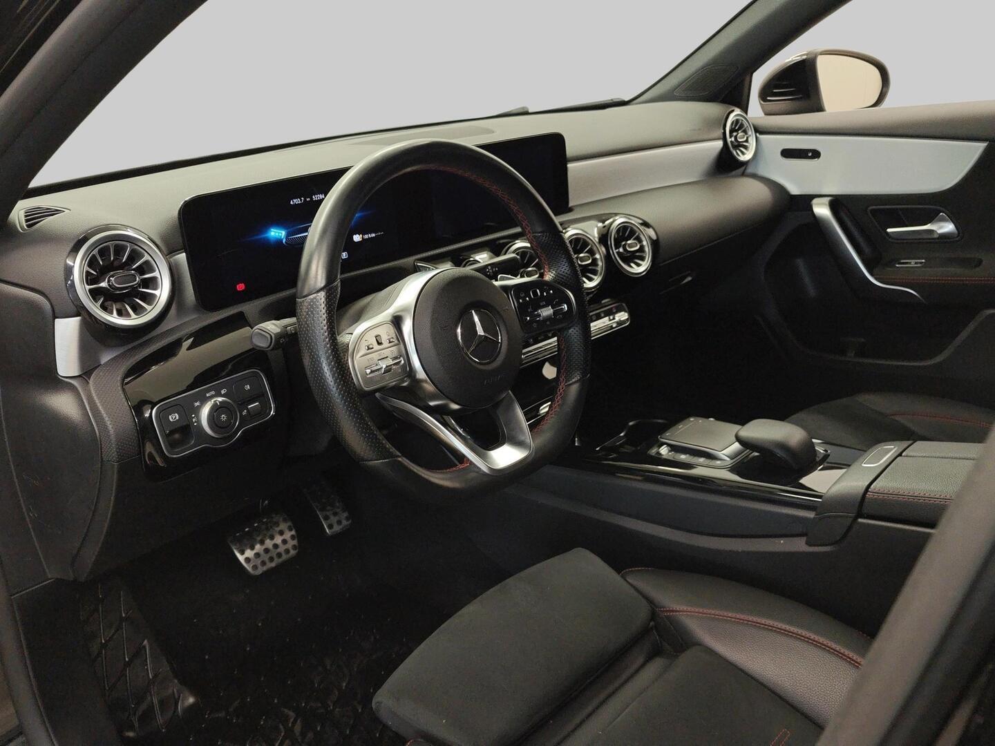 MERCEDES-BENZ A 2022