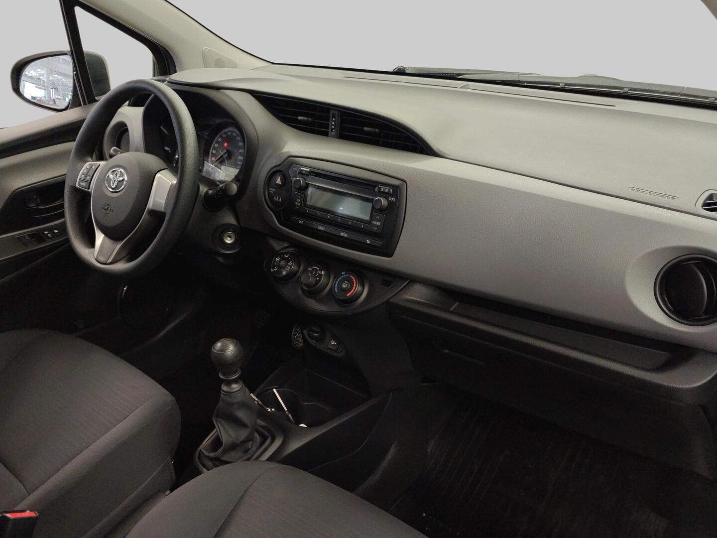 TOYOTA Yaris 2015