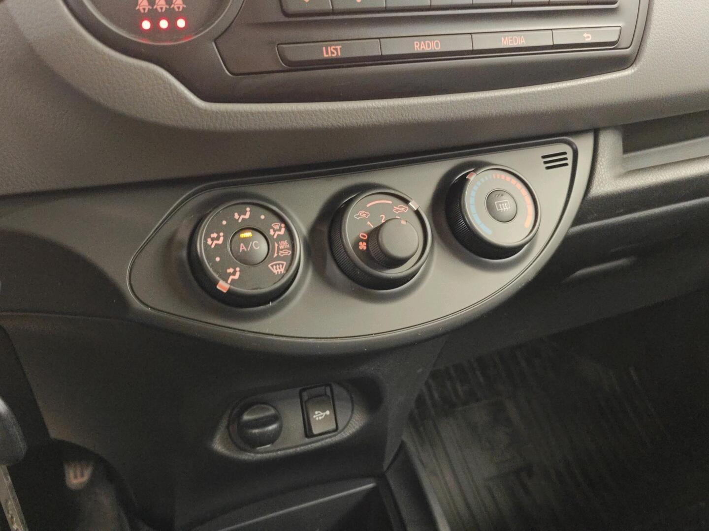 TOYOTA Yaris 2015