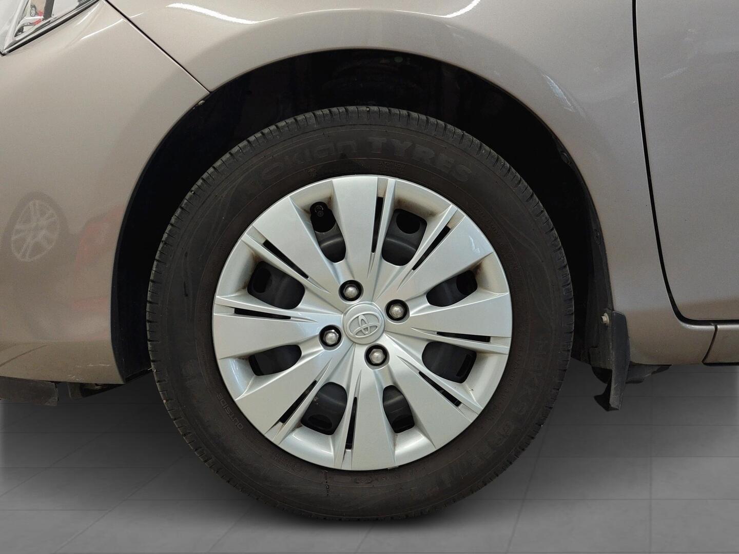 TOYOTA Yaris 2015
