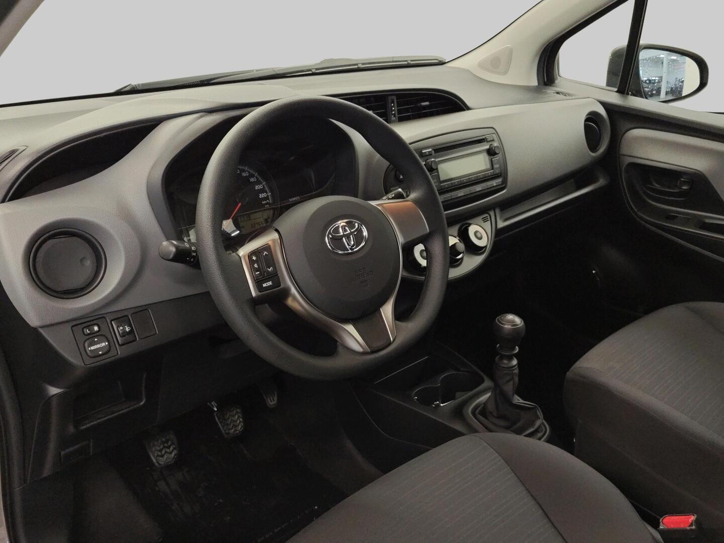 TOYOTA Yaris 2015